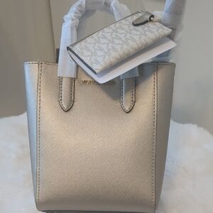 Michael Kors Vincent Metallic  Pale Gold Crossbody Bag With Card Holder